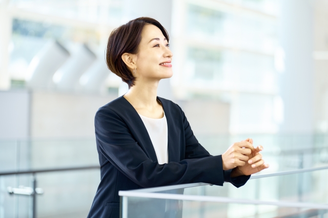 嬉しそうな表情のオフィスルックの女性