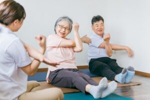 ストレッチをするシニアの方