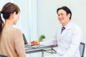 男性の医師と女性